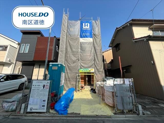 【外観】
日当たりのよい南向き、3階建ての住まい♪
名鉄常滑線/豊田本町駅 徒歩約4分、地下鉄名城線/熱田神宮伝馬町駅 徒歩約14分、市営バス「豊本通」停 徒歩約4分と中心部へのアクセス良好です◎