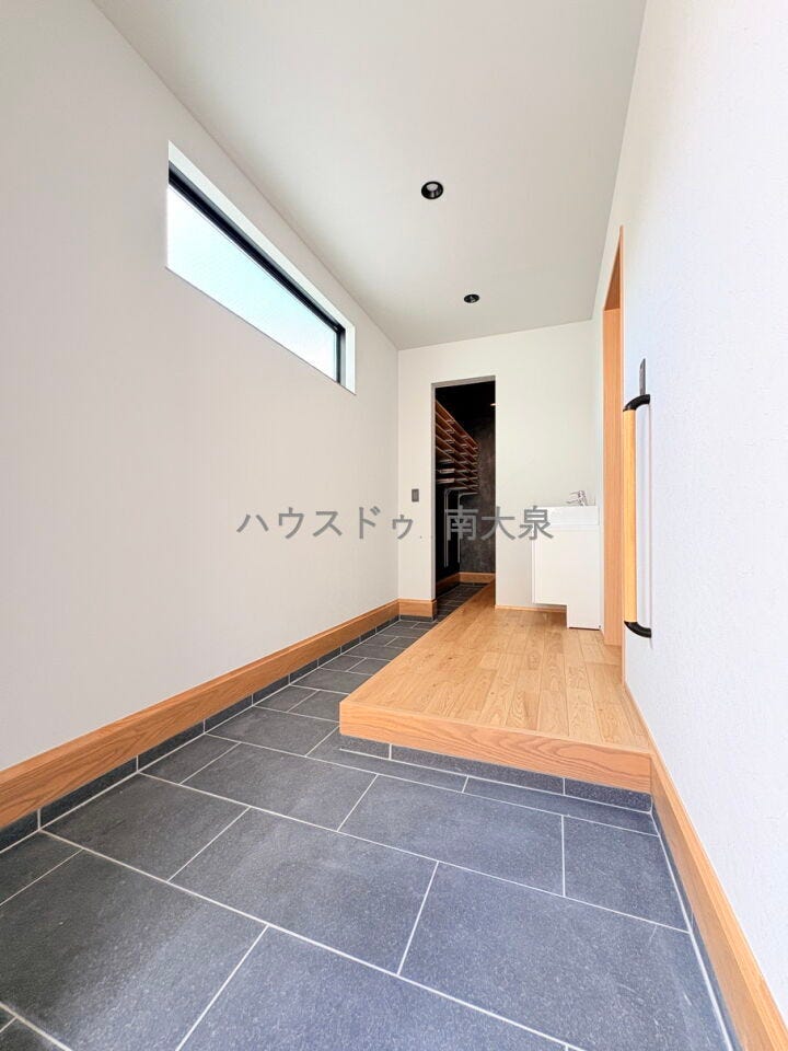 入口上部にある窓からの光で明るい玄関
広く開放感が溢れるゆったりエントランスホール