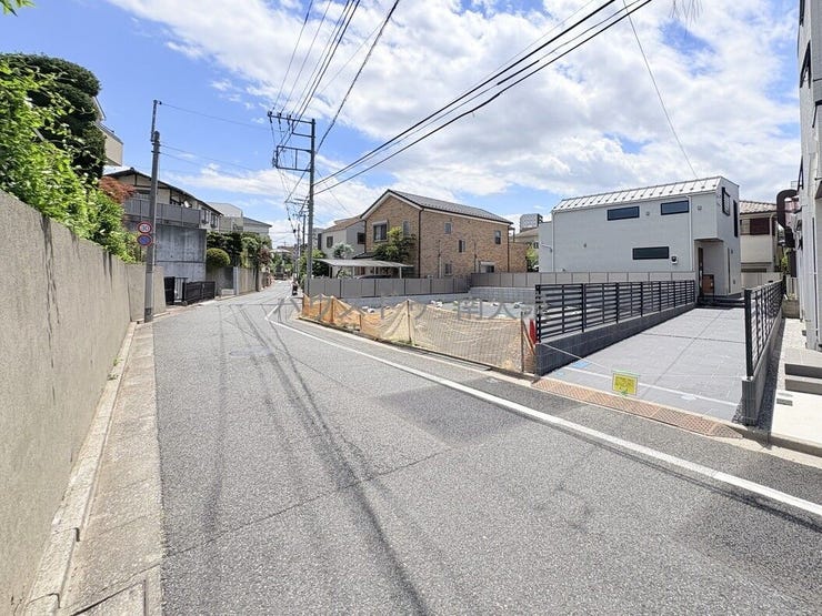 前面道路:北側幅員約5.3m公道
車の駐車もしやすい道幅約5.3mの前面道路