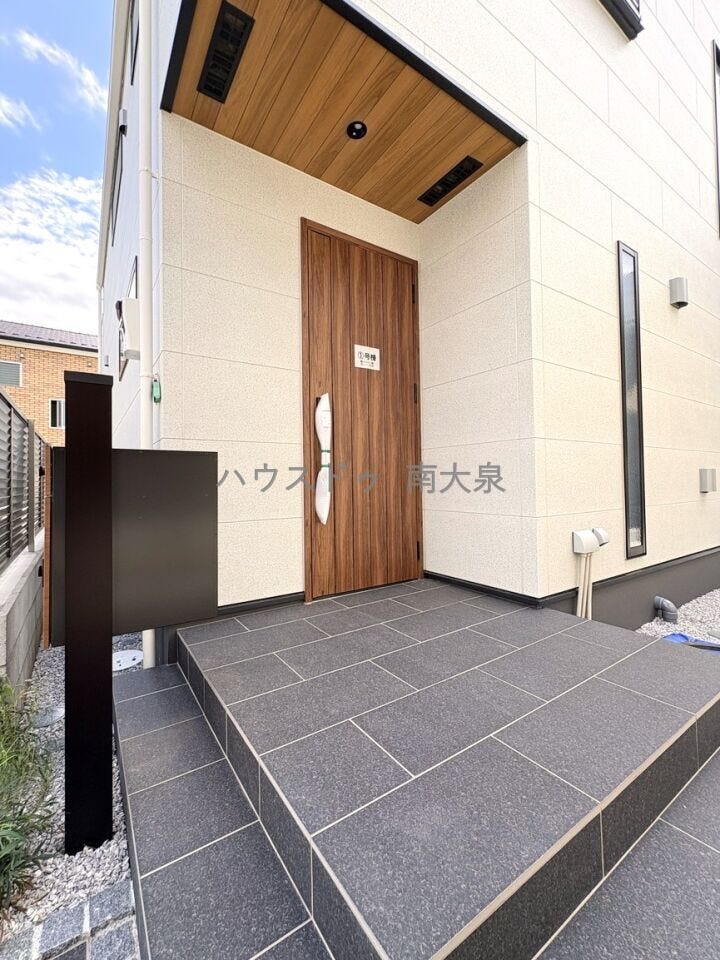 くつろげる我が家へと続く玄関エントランス
大きく余裕ある敷地ならではのゆったり贅沢な設計