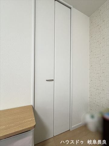 ≪10.2帖洋室≫
全居室に収納付き、共用スペース収納もあり、すっきり片付けて広く使えます。