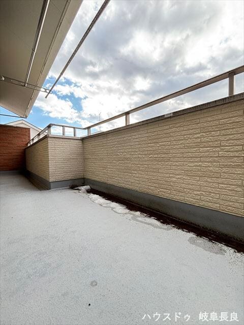 奥行きがあるバルコニーでお洗濯もらくらく。こんな青空の日は洗濯物も気持ちよく乾きますね。観葉植物などを置いて癒しのリラックス空間にするのも素敵です。