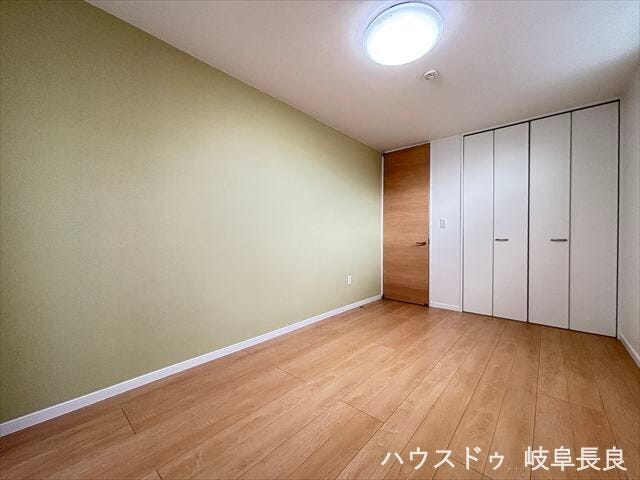 ≪7.6帖≫
アクセントクロスがお部屋に個性をプラス。シンプルな中に遊び心が感じられ、落ち着きのある空間にちょっとした魅力を添えてくれます。