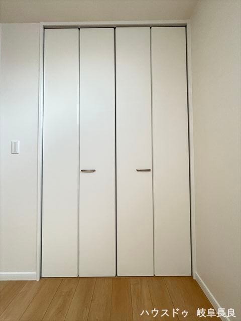 ≪7.6帖洋室≫
扉を閉めれば中は見えないすっきりとしたクローゼットです。たっぷりの衣類を収納しても、お部屋の生活感を隠し、常に整った美観を保てる機能的な収納です。