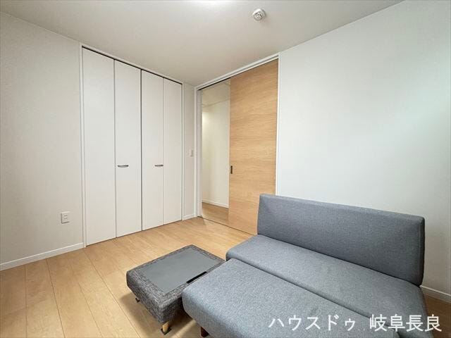 ≪6.1帖北西≫
北側の洋室は、自然光が穏やかに差し込み、落ち着いた雰囲気の中でゆっくりとくつろげる静かな空間です。