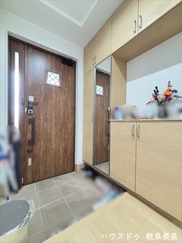 シューズBOXのある広々とした玄関です!家族の履物をしまうことができ、いつでも気持ちよく迎えることができます。小物を飾るスペースもあり、季節ごとに変えてみてもオシャレな玄関に仕上がります。