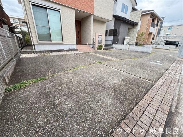 普通車3台を駐車可能です。ゆったりとしていて駐車もスムーズにできそうですね。