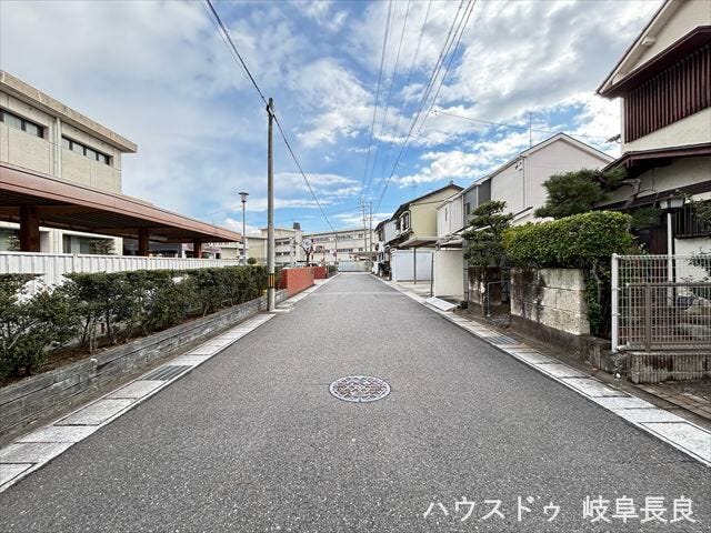 ≪北側東向き≫
幅員約5mの前面道路です。お子様と手を繋いで歩いている横を車が通り抜けれる道幅となっています。安心してお子様と一緒にお出掛けする事が出来ます。