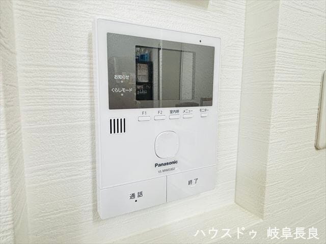 ≪モニター付きインターホン≫
インターホンにモニターが付いているので、玄関まで行かずに来客の対応が出来ます!防犯面でも安心ですね♪