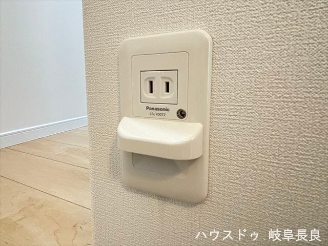 ≪フットライト≫
階段には足元をやさしく照らしてくれるフットライトがついているので、夜間も安心です♪