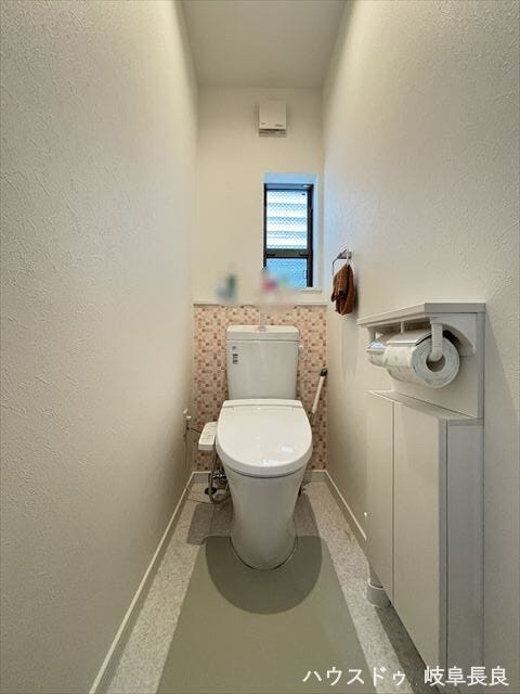 ≪2F≫
窓から自然光が入る、明るく清潔感のあるトイレです。こまめな換気が可能で匂いや湿気がこもりにくく、いつも気持ちよく快適にご利用いただけます。