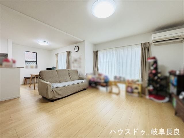 リビングスペースが約20帖あり、カウンター式のキッチンがありますので、お子様がいらっしゃるご家庭でも安心の使いやすい間取りです。