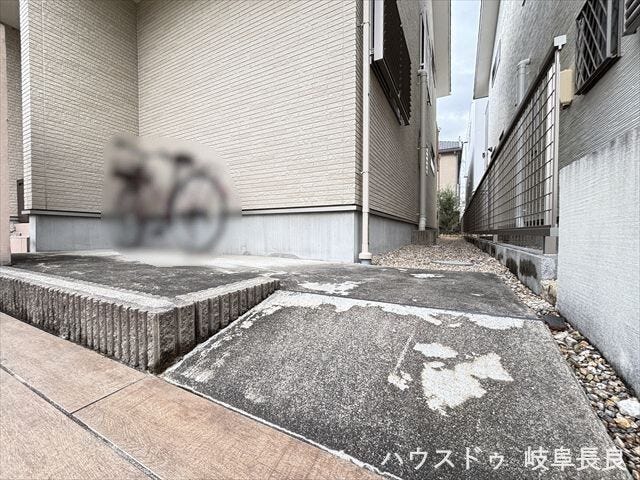 ≪駐輪場≫
スロープがあり自転車や三輪車などの出入りがしやすいですね。