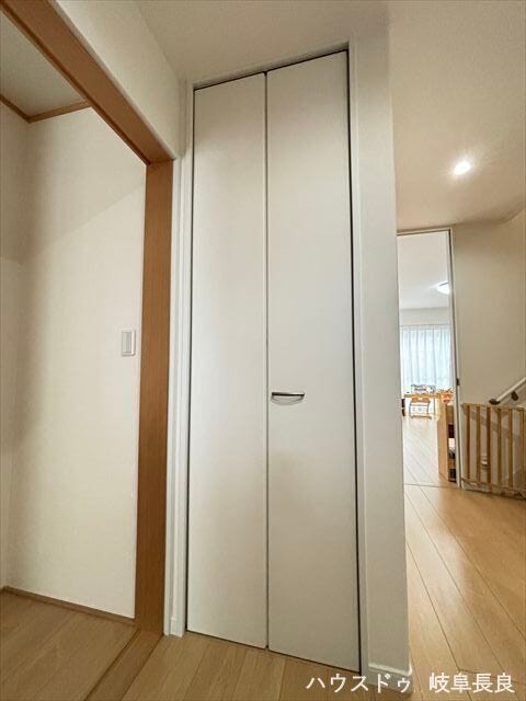 ≪玄関横≫
外遊びの道具や防災用品など、かさばる荷物をまとめて収納できます。玄関周りをすっきり保てます。