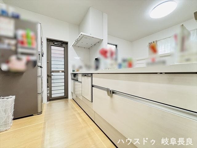 食器棚・冷蔵庫など置いても作業スペースは十分に確保できる広さです。