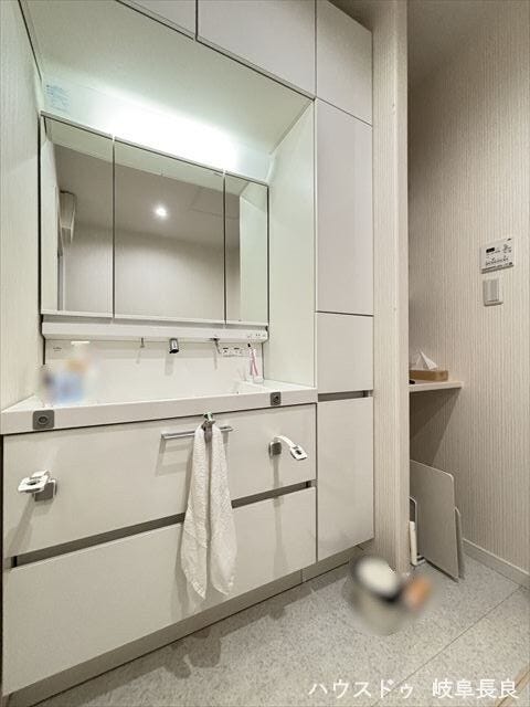 タオルやリネン類をすっきり整理できる便利な収納場所。日常的に使うアイテムを手軽に取り出せ、すぐに使いたいときに便利で快適な生活をサポートしてくれます。