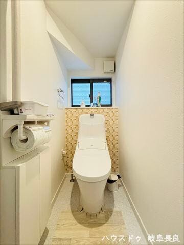 ≪1F≫
収納棚付きのトイレです。トイレットペーパーのストックも置いておけますね。