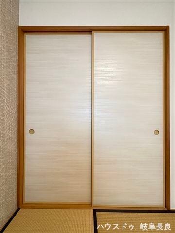 ≪和室≫
布団や季節物の収納に便利な押入付きで、お部屋をいつでもすっきり保てます。