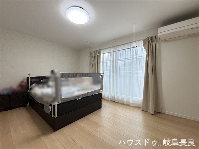 ≪10.2帖≫
バルコニーに直接出られる2階の洋室です。洗濯物を干す際や、外の空気を吸いたい時に便利。採光と通風にも優れ、開放感と実用性を兼ね備えた快適な空間です。