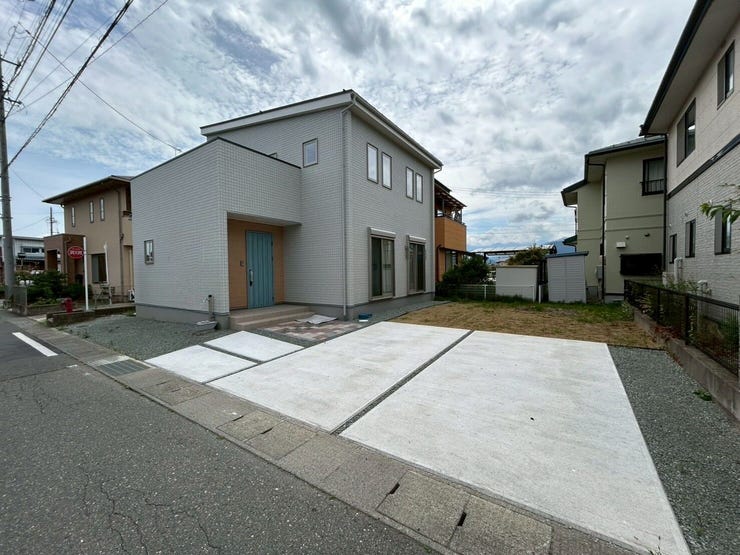 【外観】
駐車スペースを広めにとることも、庭として利用することも可能です!