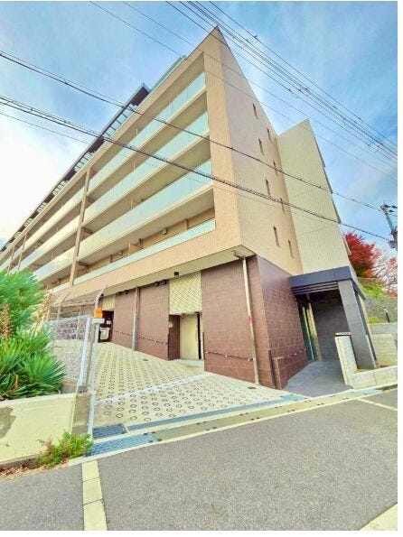 ロマンチック街道に面した全戸南向きマンションです。エントランスにはオートロックと宅配ボックスが設置されています。教育施設が徒歩10分圏内に揃っています。