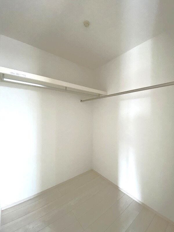 寝室や子ども部屋がもっと広く使える!家族の服を一つにまとめるファミクロあります♪