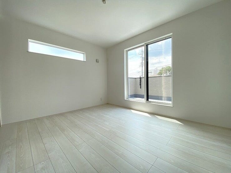 バルコニーに出られる大きな窓がある明るいお部屋です。