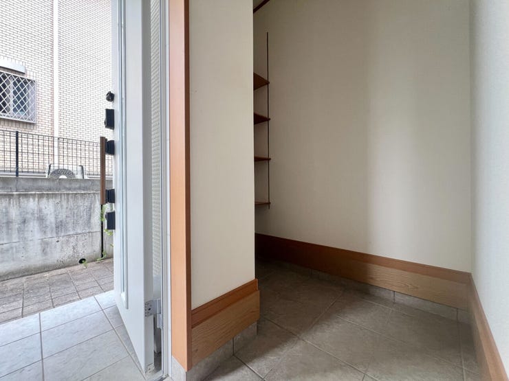 玄関横には便利な土間収納付き。ベビーカーやアウトドア用品、季節物の収納にも重宝します♪