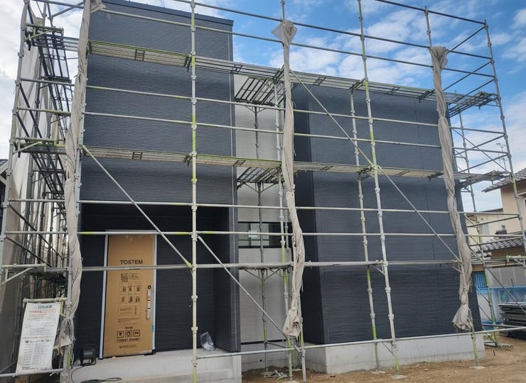 【外観】
65坪以上の広い土地で駐車場も3台以上を確保!
小学校まで徒歩7分、ドラッグスドアやコンビニまでも徒歩10分圏内の好立地です♪