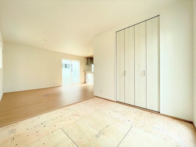 ※畳は後日貼り付け予定
リビングとつながる畳敷きのお部屋は、
お客さまが遊びに来た時にも使えますし、
ちょっと疲れた時にお昼寝できるのもうれしいですね。