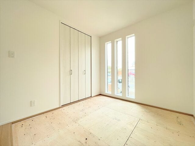 ※畳は後日貼り付け予定
柔らかであたたかな感触の畳は
ほどよく湿気を吸ってくれるので、直接肌に触れても快適です。
お昼寝の場所にも最適です。