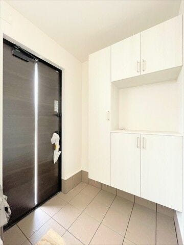 玄関には収納棚が設置されています。
家族全員分の靴など片付けておけるので
スッキリとした空間を保てます◎