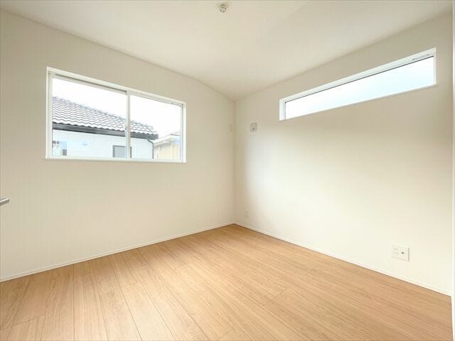 2面の窓からしっかり採光を感じることができます。
起床したら、空気の入れ替えなどで1日を始めてもいいですね。