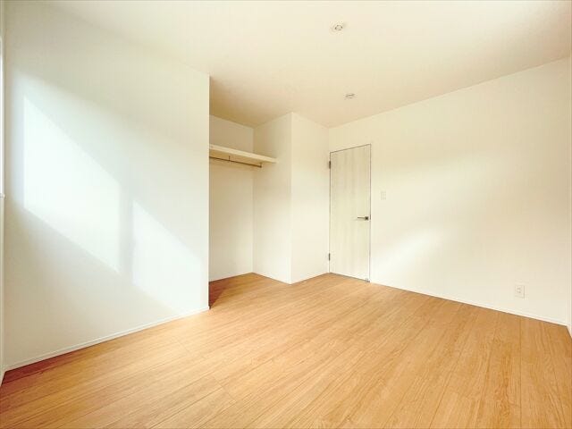 北向き部屋は柔らかな光が長時間続くので、
勉強やデスクワークなど落ち着いて作業したいという方には
向いているといえます。