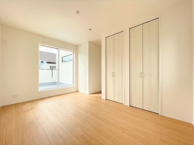 南側バルコニー部分から取り込まれる暖かな採光をお部屋全体に循環し、
陽が落ちるまで気持ちよく過ごすことのできるお部屋です。