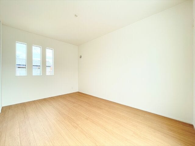 壁が白いのでプロジェクターを設置して映画やYouTubeなど楽しめます♪
部屋がおしゃれなシアタールームのように変身◎