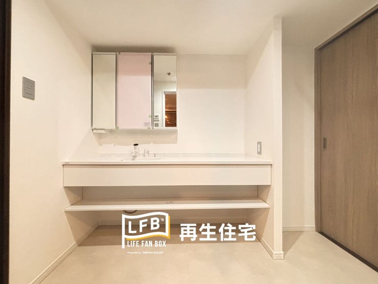 広々とした鏡と清潔感あふれる洗面スペース。三面鏡の裏はすべて収納に。散らかりがちな洗面小物もすっきり片付き、美しい状態をキープできます。