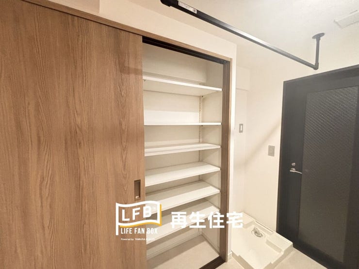 洗濯機置場のすぐ隣に可動棚を配置。リネン棚やアイアンバーもあり、扉の奥のサービスルームからは外に出られ、家事効率を高めることができます。