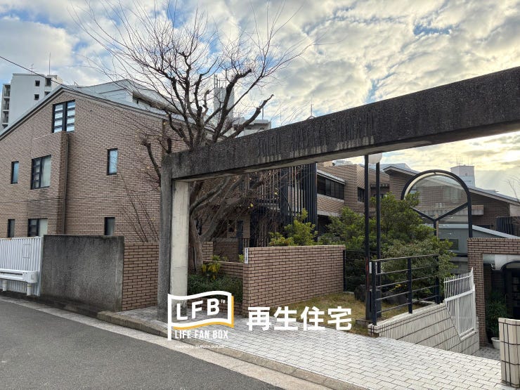 【外観】
赤坂の静寂に溶け込む、落ち着きある重厚なレンガ造りの邸宅。エントランスへと続く開放的なアプローチは、モダンとクラシックが交差する外観デザインです。