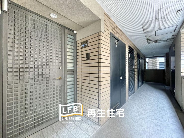 マンションの共用部でありながら、戸建てのような独立感を味わえるポーチ付き住戸。