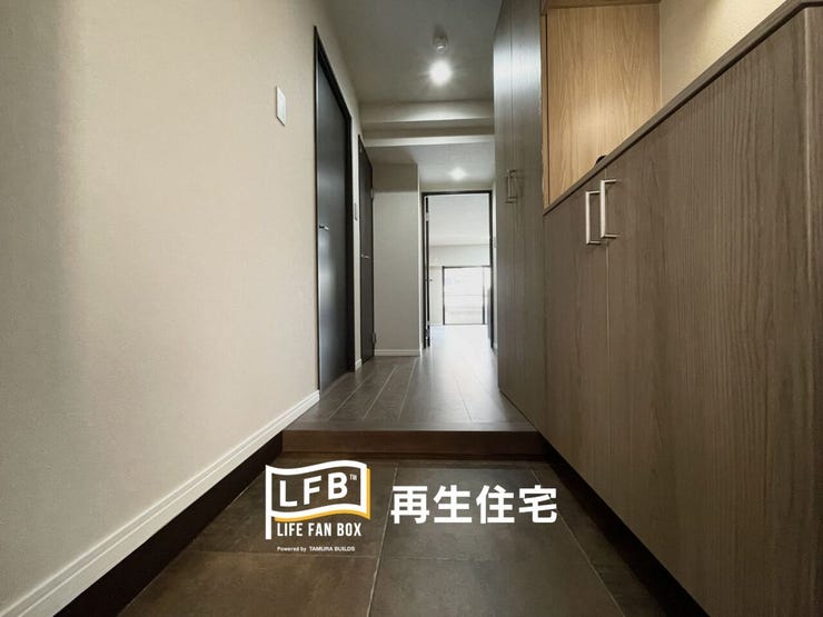 木目が美しい大型のシューズボックスは、デザイン性だけでなく収納力も抜群。散らかりがちな玄関を常に美しく保ちます。