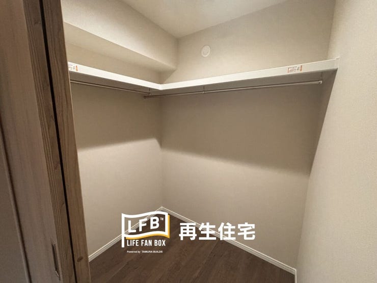 お洋服もたっぷり収納。クローゼットのおかげで、毎日のお部屋もスッキリ片付きます。」
かさばる荷物もすっきり収まり、お掃除もスムーズに。