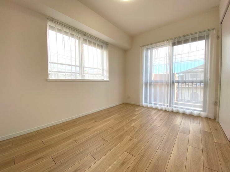 6帖の洋室。角部屋につき二面採光の空間で、やわらかな光が差し込みます。