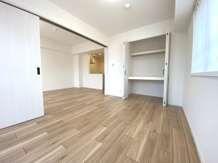 6帖の洋室。リビングに隣接しており、ご家族のライフスタイルに合わせてご使用いただけます。