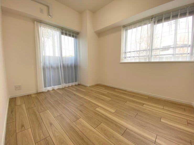 5.5帖の洋室。バルコニーに面しており、お部屋の換気もらくらく!