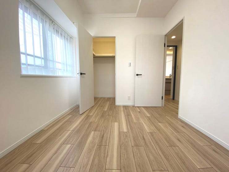 5.5帖の洋室。センサーライト付のウォークインクローゼットを完備。衣類やや荷物の大容量収納に◎