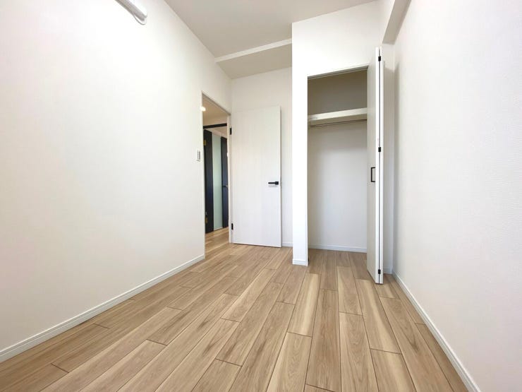 4.3帖の洋室。各居室に収納スペースがございます。