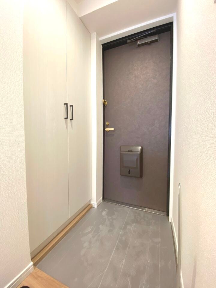 シューズボックスを完備した玄関。可動棚仕様でご家族の履物がすっきり収納できますね。