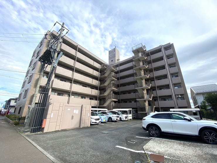 スーパー徒歩2分、その他商業施設も徒歩7分圏内に充実!小中学校徒歩10分で通学も安心です。