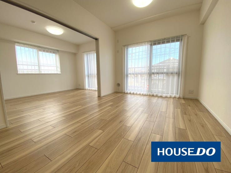 【リビング】
11.9帖のリビング。隣接する洋室と合わせて広々とご使用いただけます。